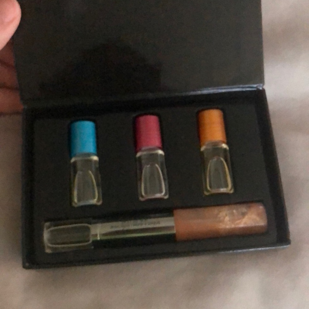 Mary Kay - Picture 2 of 4